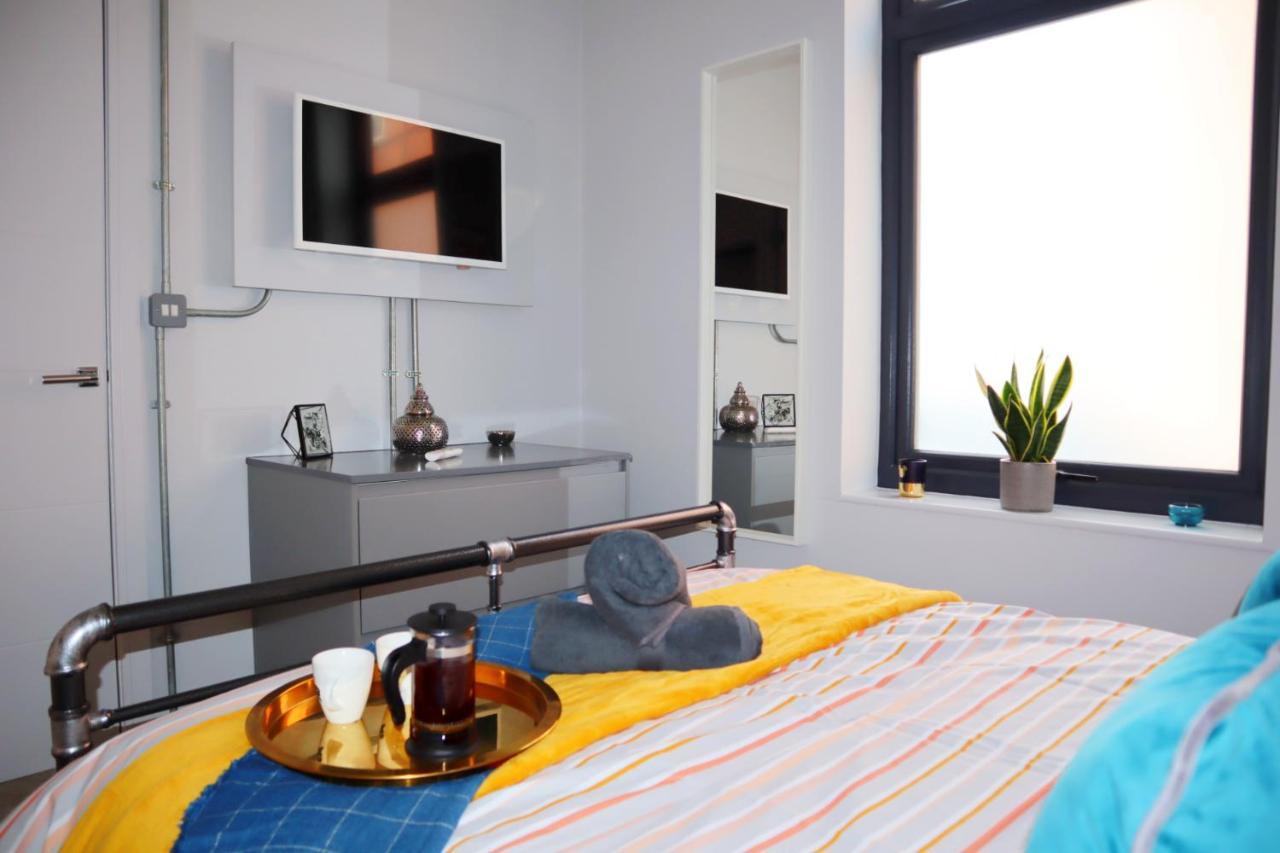 Trendy Urban Industrial Apartment - Great Location - Parking - Fast Wifi - Smart Tv - Beautiful 2 Double Bedroom Apartment Sleeps Up To 4! Bournemouth Esterno foto