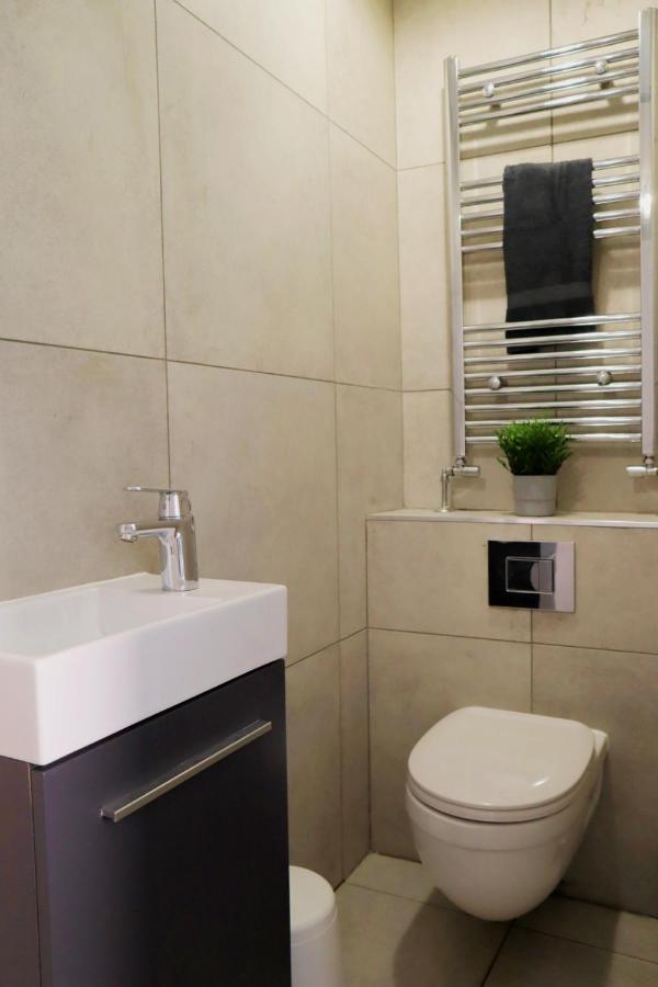 Trendy Urban Industrial Apartment - Great Location - Parking - Fast Wifi - Smart Tv - Beautiful 2 Double Bedroom Apartment Sleeps Up To 4! Bournemouth Esterno foto