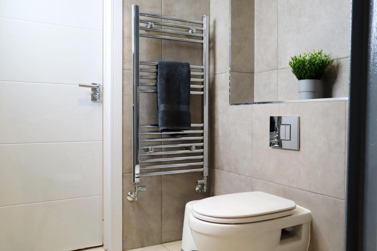 Trendy Urban Industrial Apartment - Great Location - Parking - Fast Wifi - Smart Tv - Beautiful 2 Double Bedroom Apartment Sleeps Up To 4! Bournemouth Esterno foto