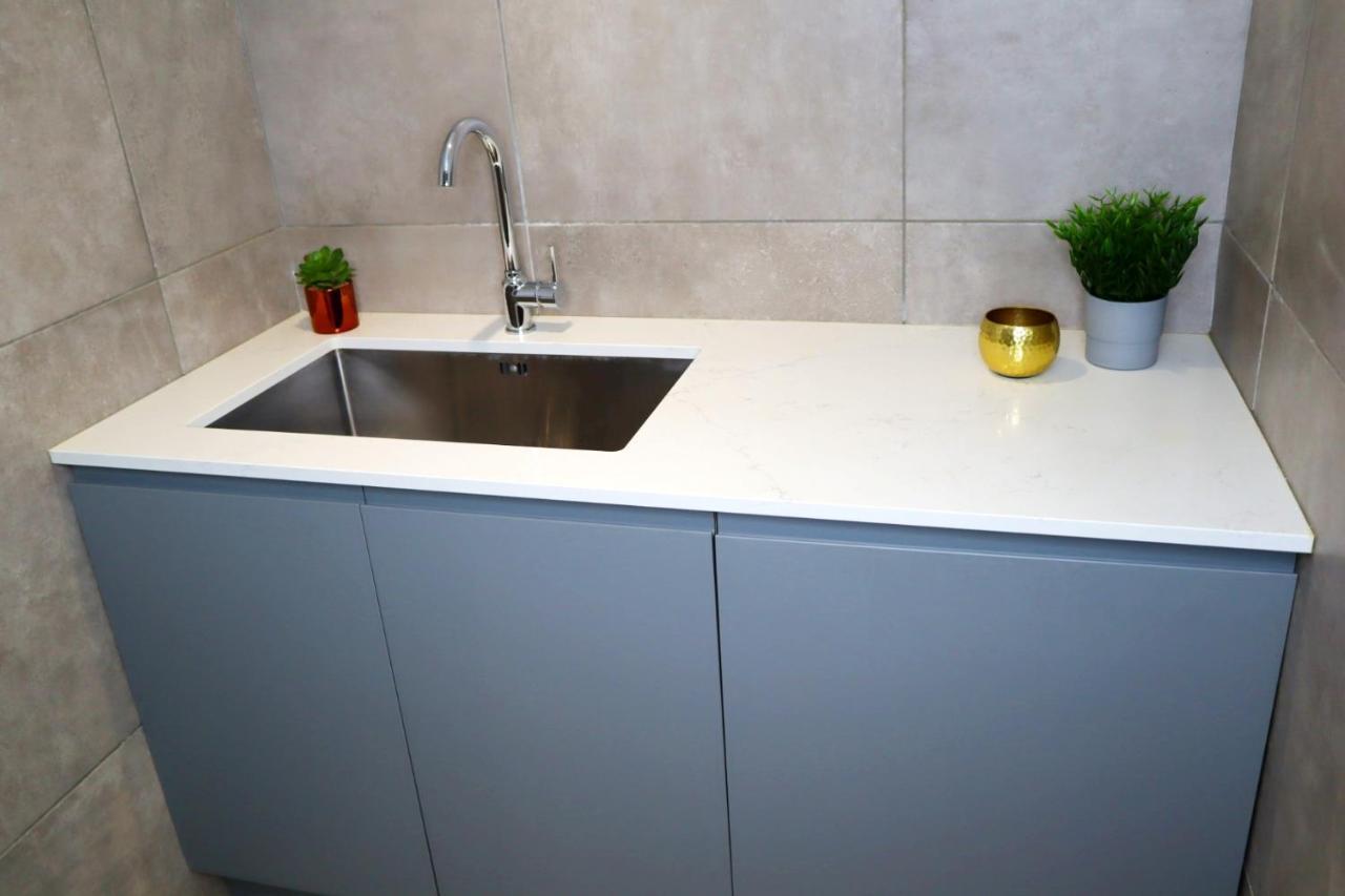 Trendy Urban Industrial Apartment - Great Location - Parking - Fast Wifi - Smart Tv - Beautiful 2 Double Bedroom Apartment Sleeps Up To 4! Bournemouth Esterno foto